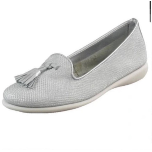 THE FLEXX Shoes - The FLEXX Miss Take white and silver gray flat loafer shoes size seven
